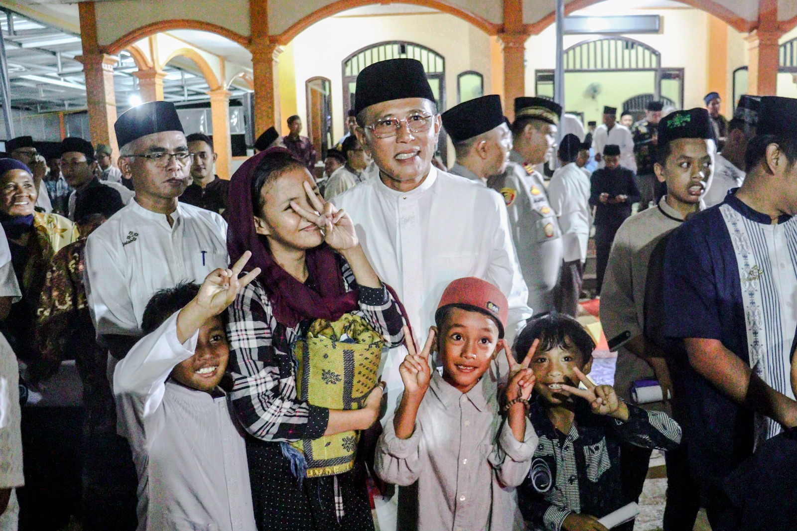 Bupati Ciamis, Herdiat Sunarya saat membagikan paket sembako di Mesjid Al-Hidayah Desa Sukahurip Kecamatan Pamarican