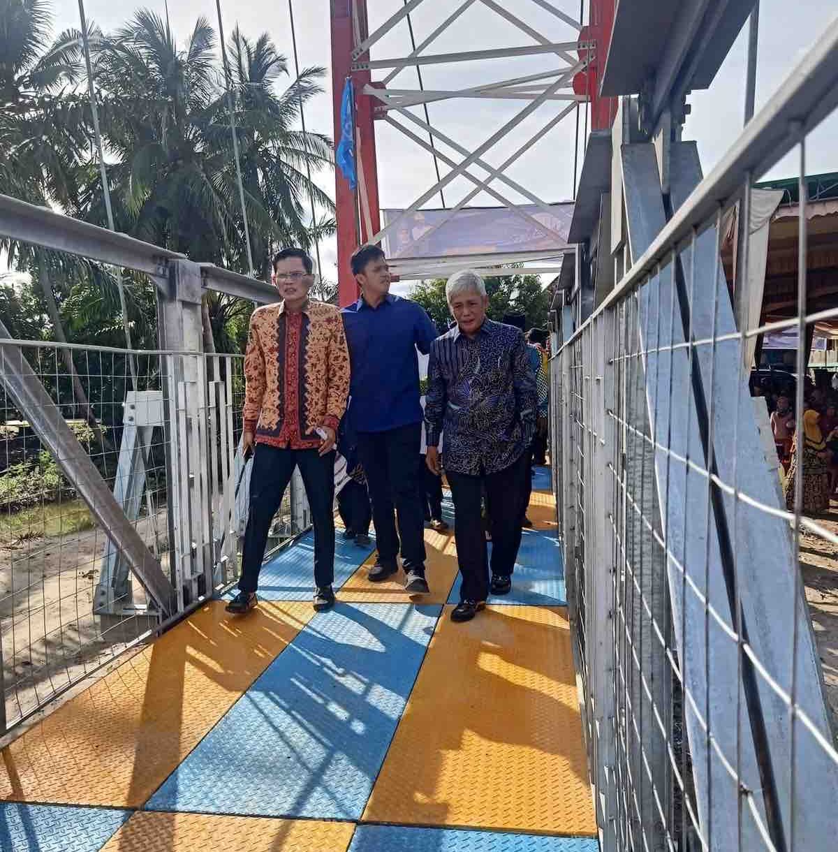Bupati OKI, H Iskandar SE saat peresmian Jembatan gantung Sugih Waras