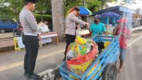 Kapolres Muba Akbp Siswandi Sik SH MH saat membagikan takjil kepada masyarakat
