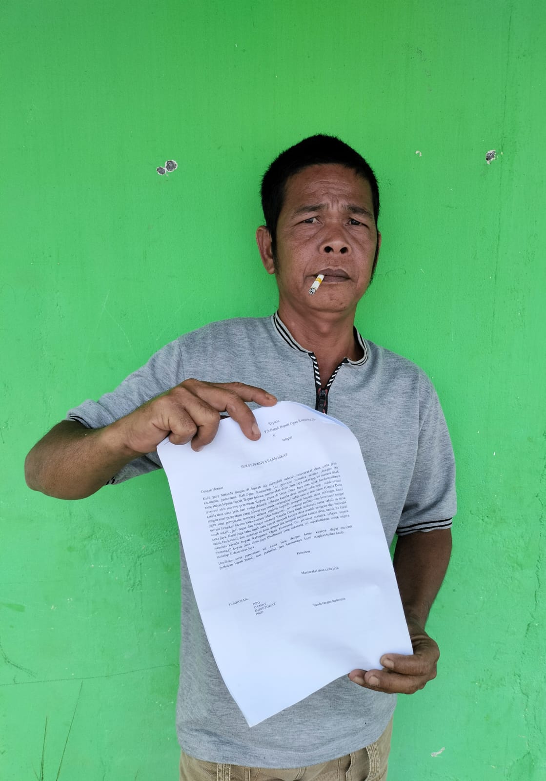 Ratusan masyarakat Desa Cinta Jaya, Kecamatan Pedamaran mendesak Bupati Ogan Komering Ilir untuk menonaktifkan Kepala Desa (Kades) Cinta Jaya Budiman dari jabatannya,