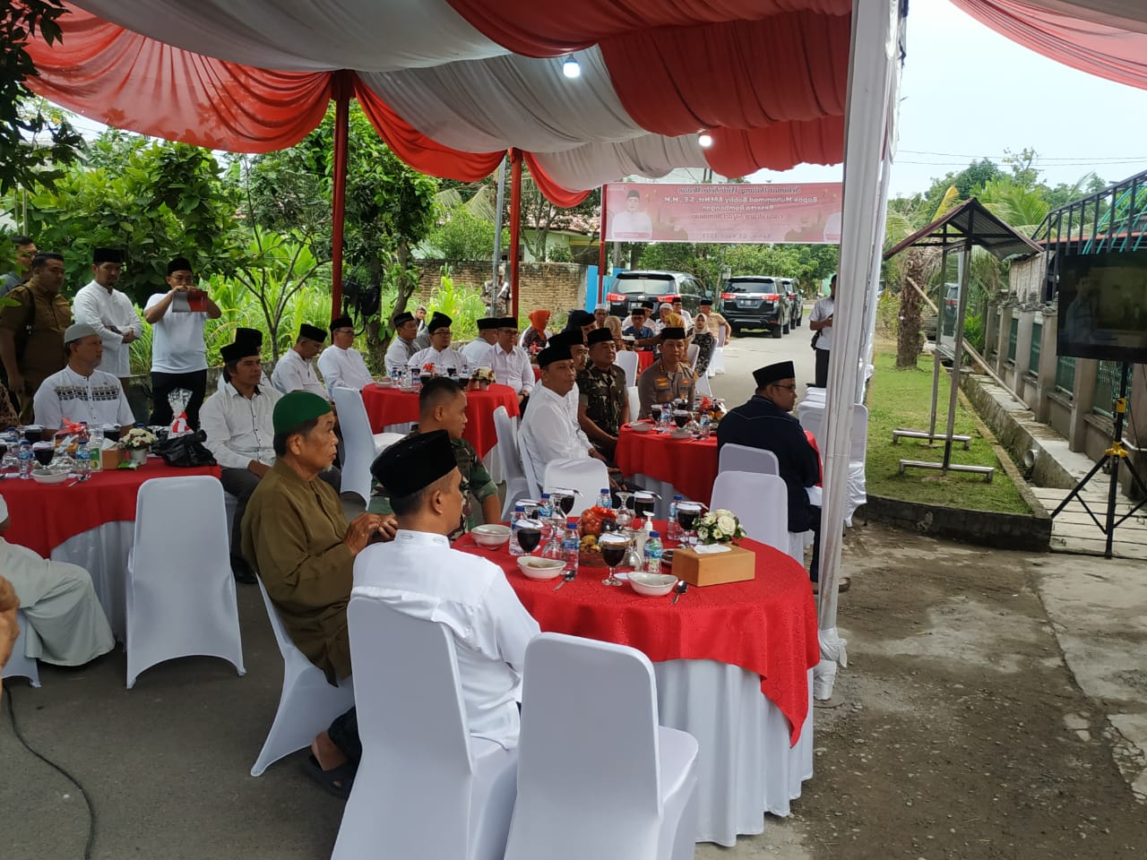 Personil Polsek Medan Tuntungan terus meningkatkan sinergitas dengan warga masyarakat dalam melakukan pengamanan kegiatan Safari Ramadan 1444 H di Masjid Nurul Hayat