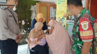 Personel Bhabinkamtibmas Polsek Lakbok Polres Ciamis Polda Jabar melaksanakan sambang sekaligus monitoring Pekan Imunisasi Nasional Polio