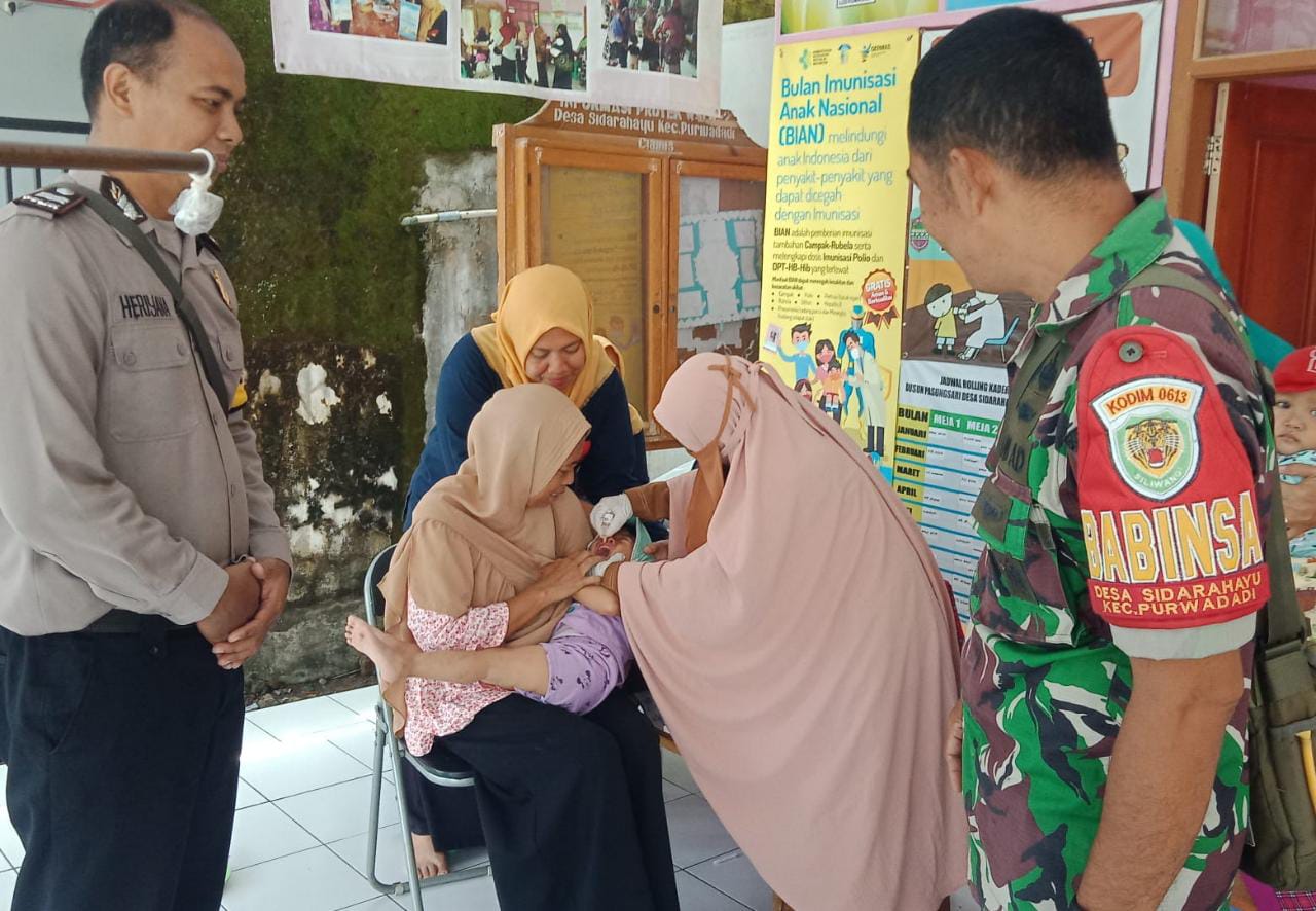 Personel Bhabinkamtibmas Polsek Lakbok Polres Ciamis Polda Jabar melaksanakan sambang sekaligus monitoring Pekan Imunisasi Nasional Polio