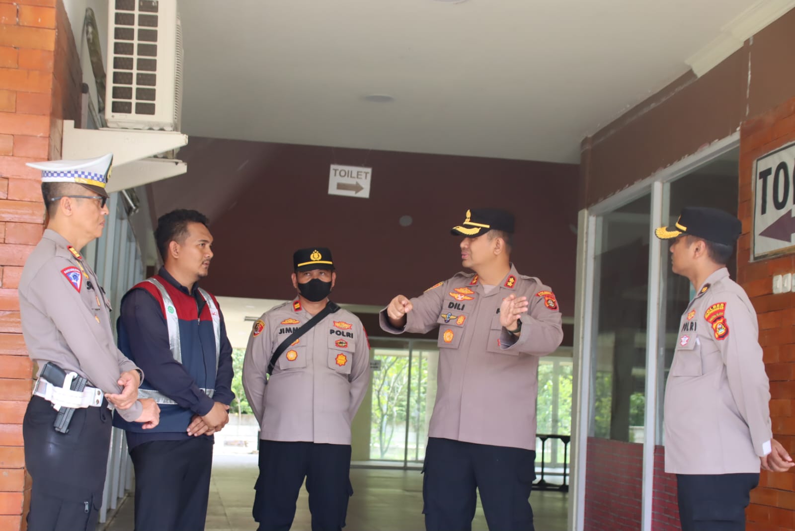 Kapolres Ogan Komering Ilir (OKI) AKBP Dili Yanto SIK  SH MH saat memantau kesiapan arus mudik lebaran 2023