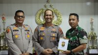 Danramil 402-13/Sungai Menang Kapten Inf Ahmad Zuchdi bersama Kapolsek sungai menang menerima reward sebagai bentuk apresiasi dari Kapolda Sumsel Irjen Pol A.Rachmat Wibowo melalui Kapolres OKI AKBP Dili Yanto , Senin, (03/04/2023)