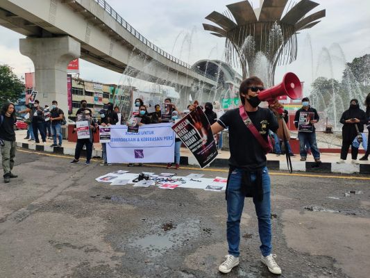 AJI Palembang bersama organisasi jurnalis dan para jurnalis di Sumsel menggelar aksi May Day di Bundaran Air Mancur (BAM) Masjid Agung Palembang Sumsel (Dok. Humas AJI Palembang / Nefri Inge)
