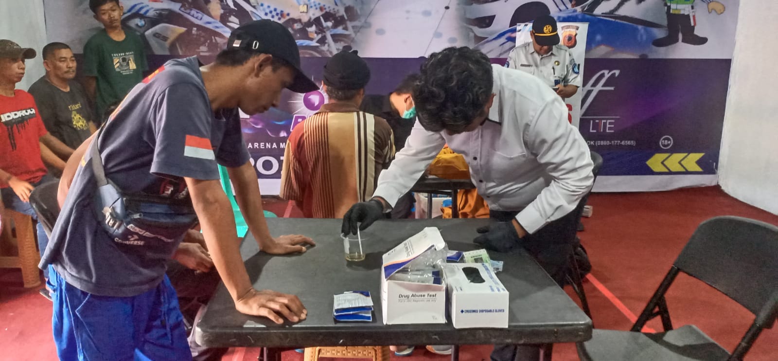 Polres Purwakarta lakukan tes urine massal bagi seluruh sopir angkutan Antar Kota Antar Provinsi (AKAP) di wilayah Kabupaten Purwakarta