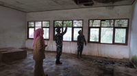 Kasdim 0402 OKI Mayor Czi Saipul Anwar bersama Babinsa meninjau sekolah yang rusak di SDN 1 Suka Mulya , Dusun Seburung Desa Ulak Tembaga, Kecamatan Jejawi