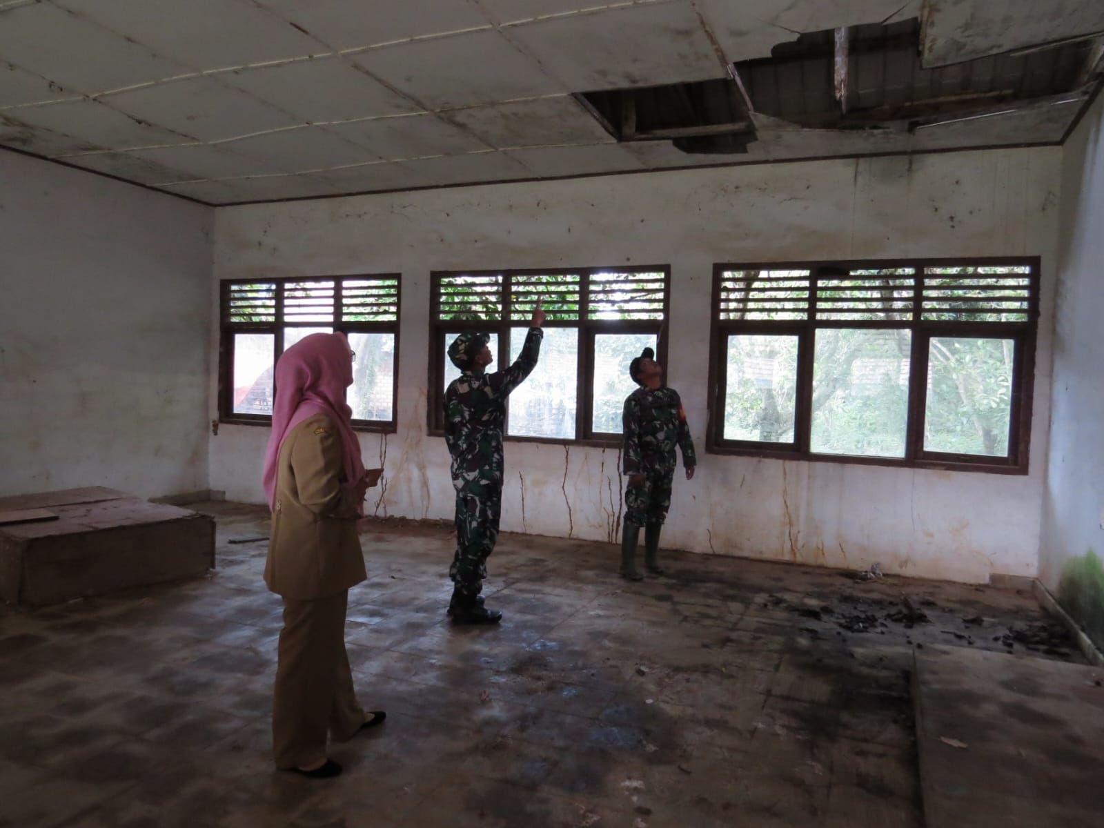 Kasdim 0402 OKI Mayor Czi Saipul Anwar bersama Babinsa meninjau sekolah yang rusak di SDN 1 Suka Mulya , Dusun Seburung Desa Ulak Tembaga, Kecamatan Jejawi