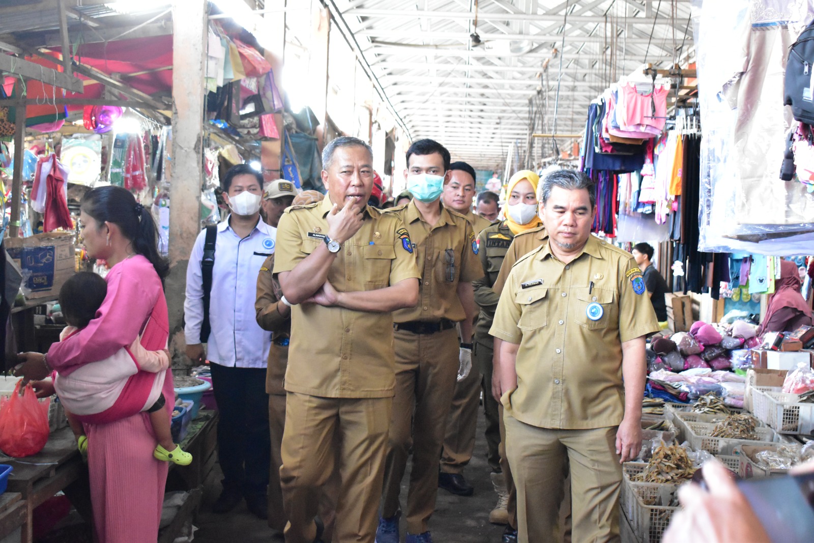 Satgas Pangan Kabupaten OKI saat melakukan pemantauan stok serta keamanan produk pangan yang beredar di Pasar Kayuagung