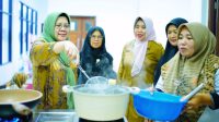 Pj Ketua TP PKK Kabupaten Musi Banyuasin Hj Asna Aini bersama anggota PKK Muba menggelar praktek memasak Takjil pempek
