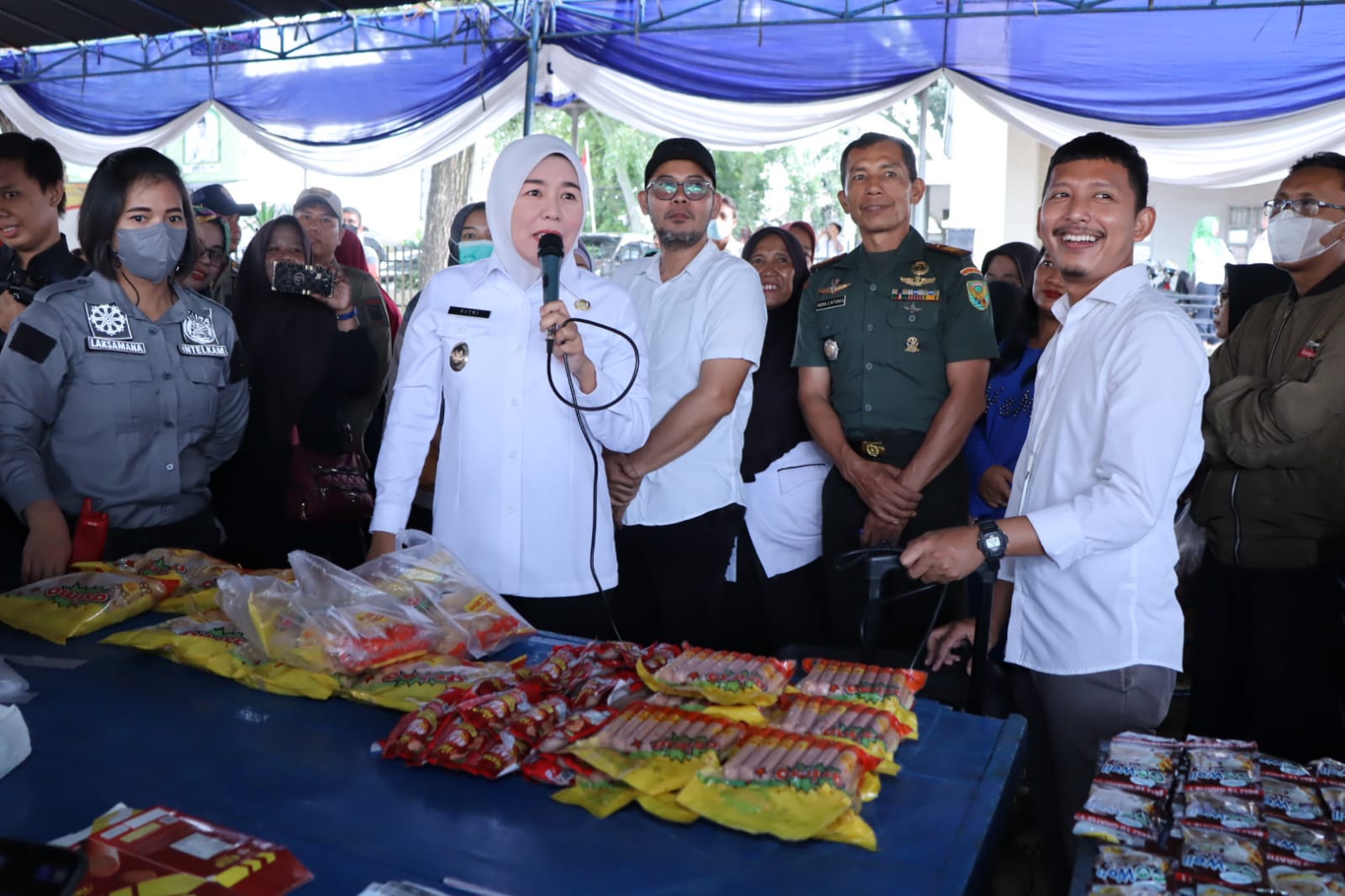 Wakil Wali Kota Palembang, Fitrianti Agustinda saat meninjau lokasi Bazar Ramadhan di halaman Kantor Camat Ilir Barat Dua