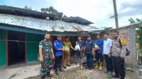 Bayung Lencir yang diwakili oleh Bhabinkamtibmas Polsek Bayung Lencir Aipda Hermansyah dan forkopimcam Bayung Lencir dan tim tagana mendatangi lokasi terdampak angin puting beliung