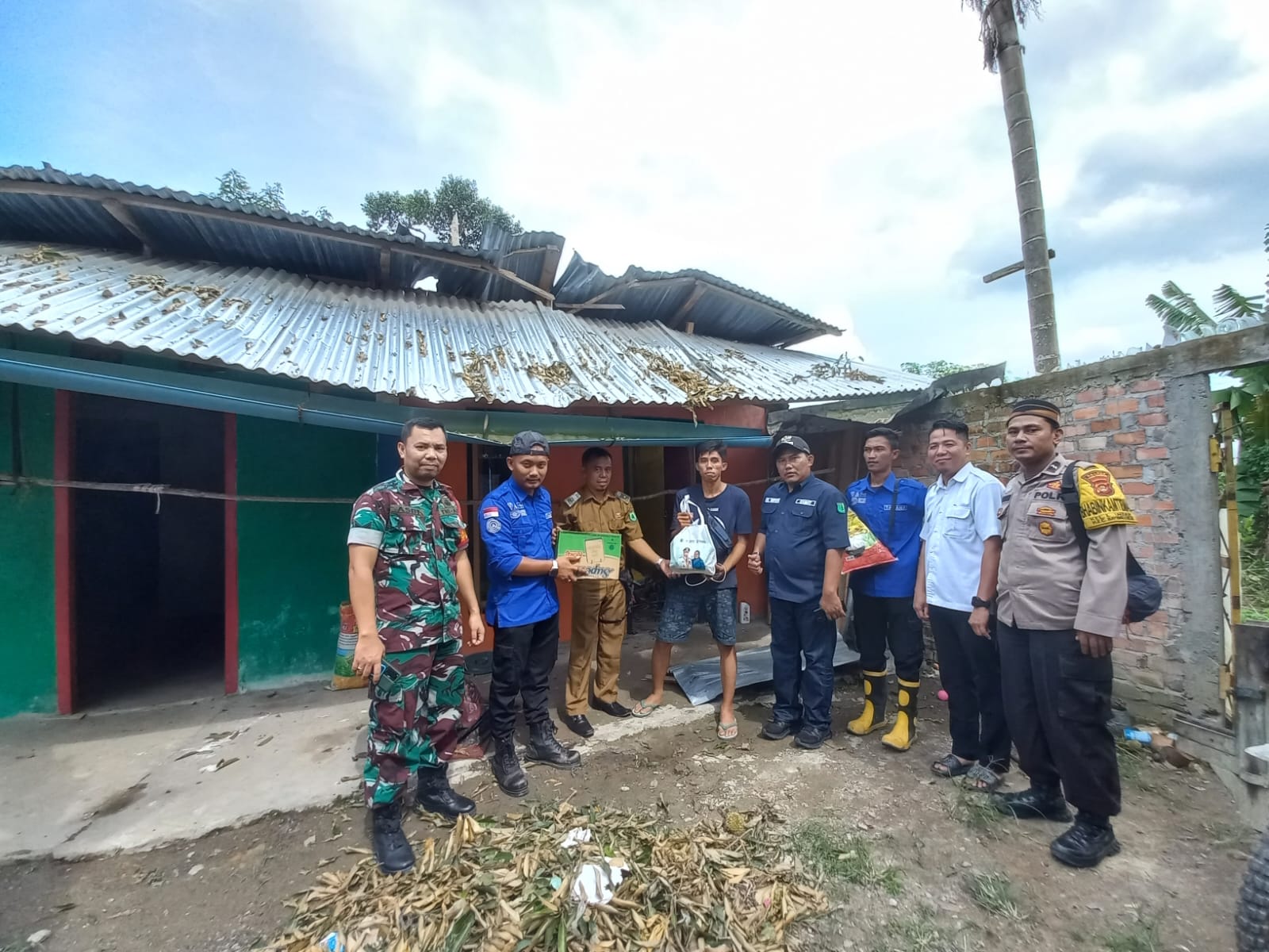 Bayung Lencir yang diwakili oleh Bhabinkamtibmas Polsek Bayung Lencir Aipda Hermansyah dan forkopimcam Bayung Lencir dan tim tagana mendatangi lokasi terdampak angin puting beliung