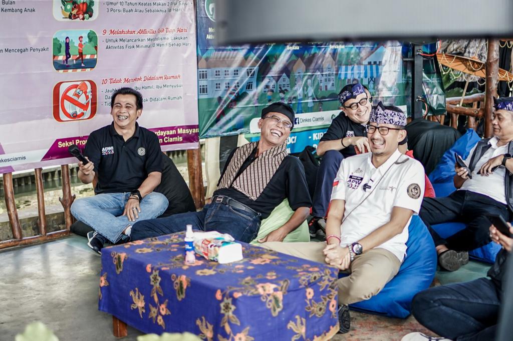 Menparekraf RI H  Sandiaga Salahuddin Uno mengunjungi Desa Wisata Selamanik Kecamatan Cipaku, Kamis (06/4/2023)