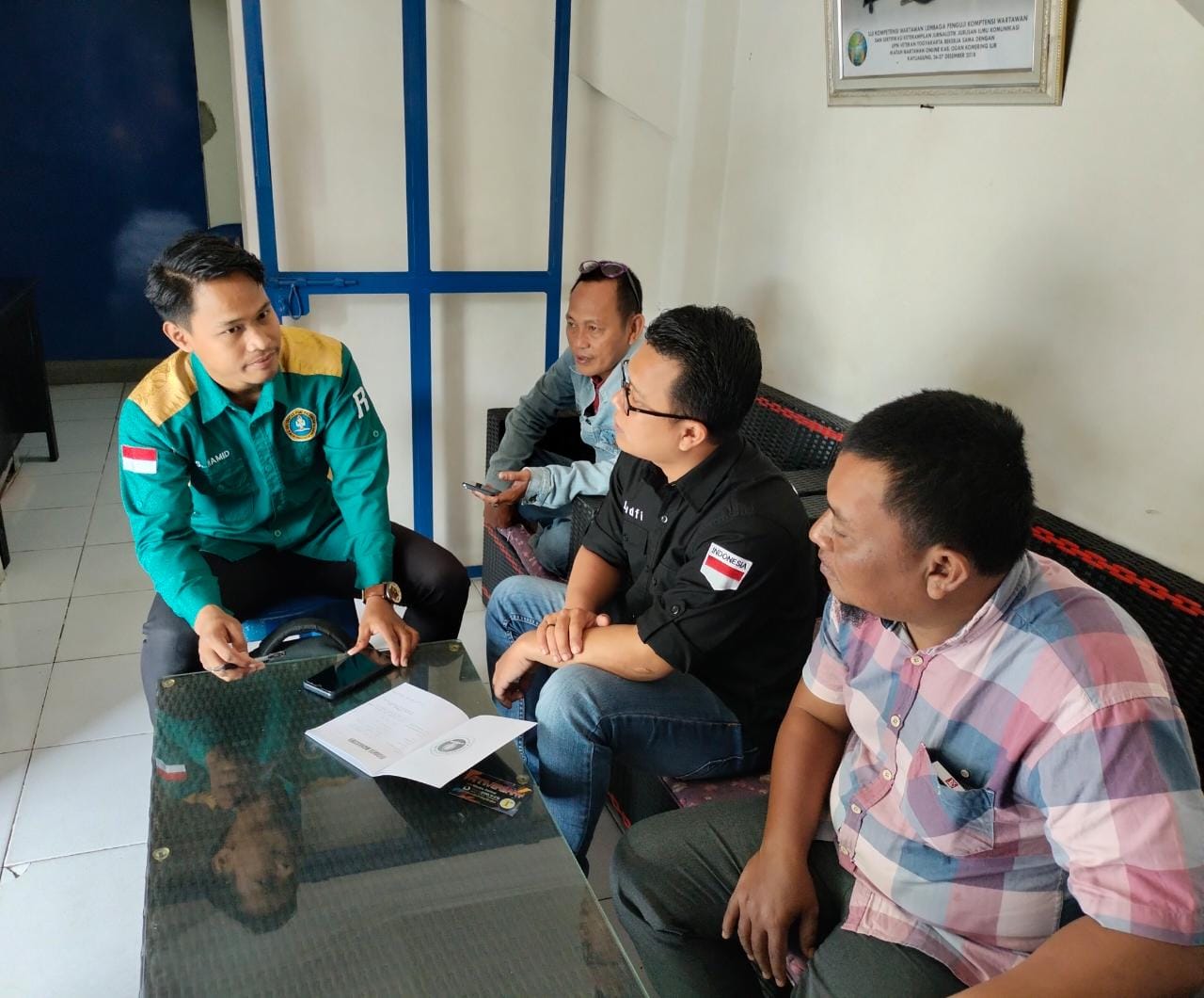 Mahasiswa studi S2 di Universitas PGRI Palembang saat islaturahmi ke Sekreatriat IWO Kabupaten OKI