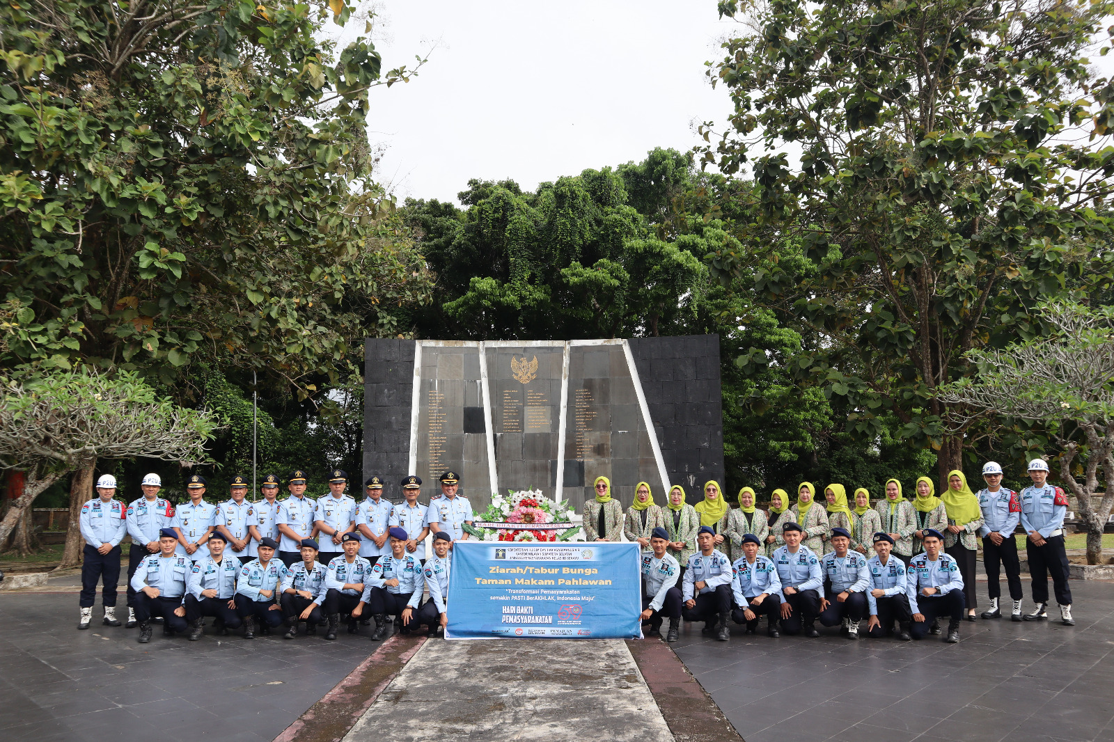 Petugas Lapas Sekayu melakukan kegiatan ziarah dan tabur bunga di Taman Makam Pahlawan (TMP) Musi Banyuasin