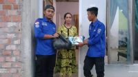 Pemkab Muba saat memberikan bantuan bagi warga terdampak angin puting beliung