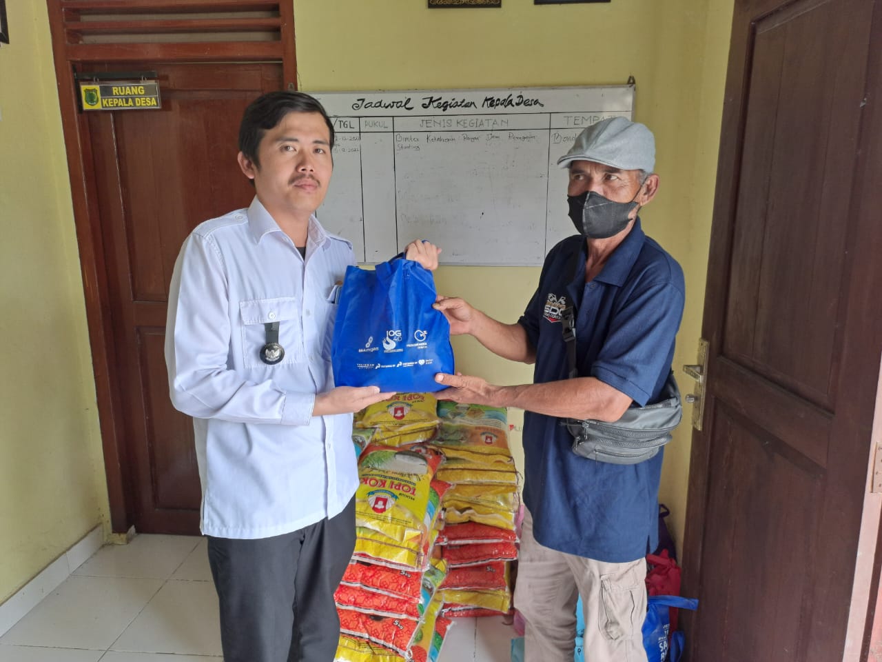 PT Sentosa Bahagia, PT Medco E&P dan PT Bastian Olah Sawit memberikan paket sembako gratis