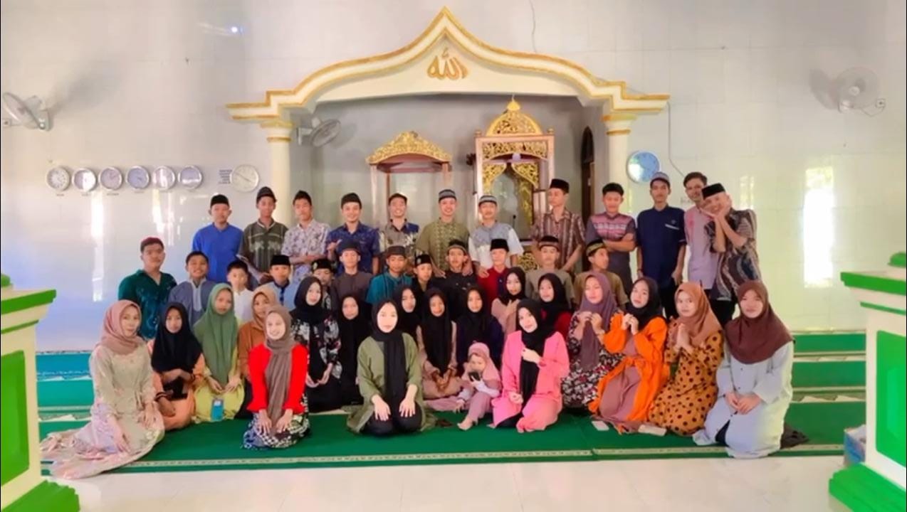 Pengurus Peringatan Hari Besar Islam  (PBHI) Desa Petaling, Rabu (5/4/2023) berfoto bersama
