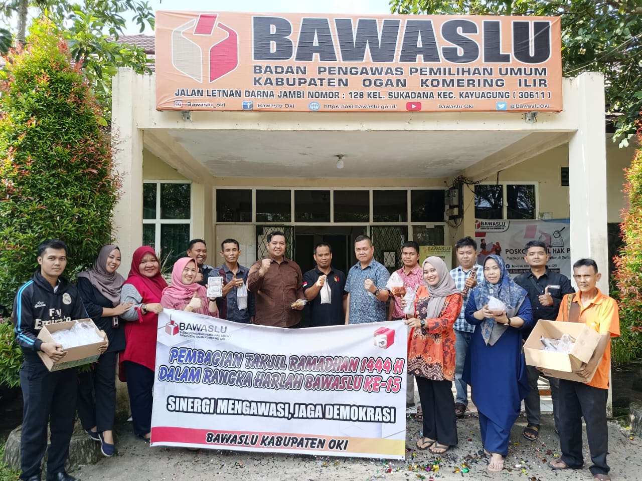 Komisioner dan Staf Bawaslu Kabupaten Ogan Komering Ilir membagikan takjil, Kamis (6/4/2023)