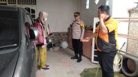 Petugas piket unit ranmor Polrestabes Palembang saat olah TKP di rumah Sri Astati