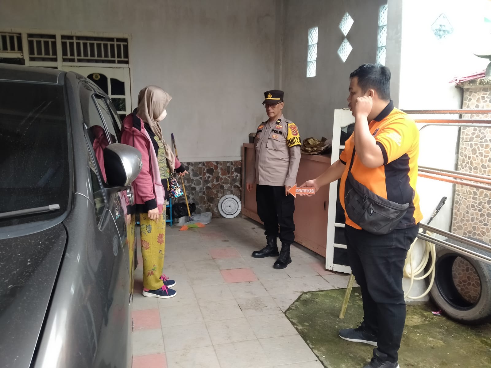 Petugas piket unit ranmor Polrestabes Palembang saat olah TKP di rumah Sri Astati
