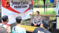 Kapolres Ciamis saat Jumat Curhat di Pangkalan Ojeg Bangsawit Imbanagara Ciamis, Kabupaten Ciamis, Jawa Barat, Jumat (07/4/2023)
