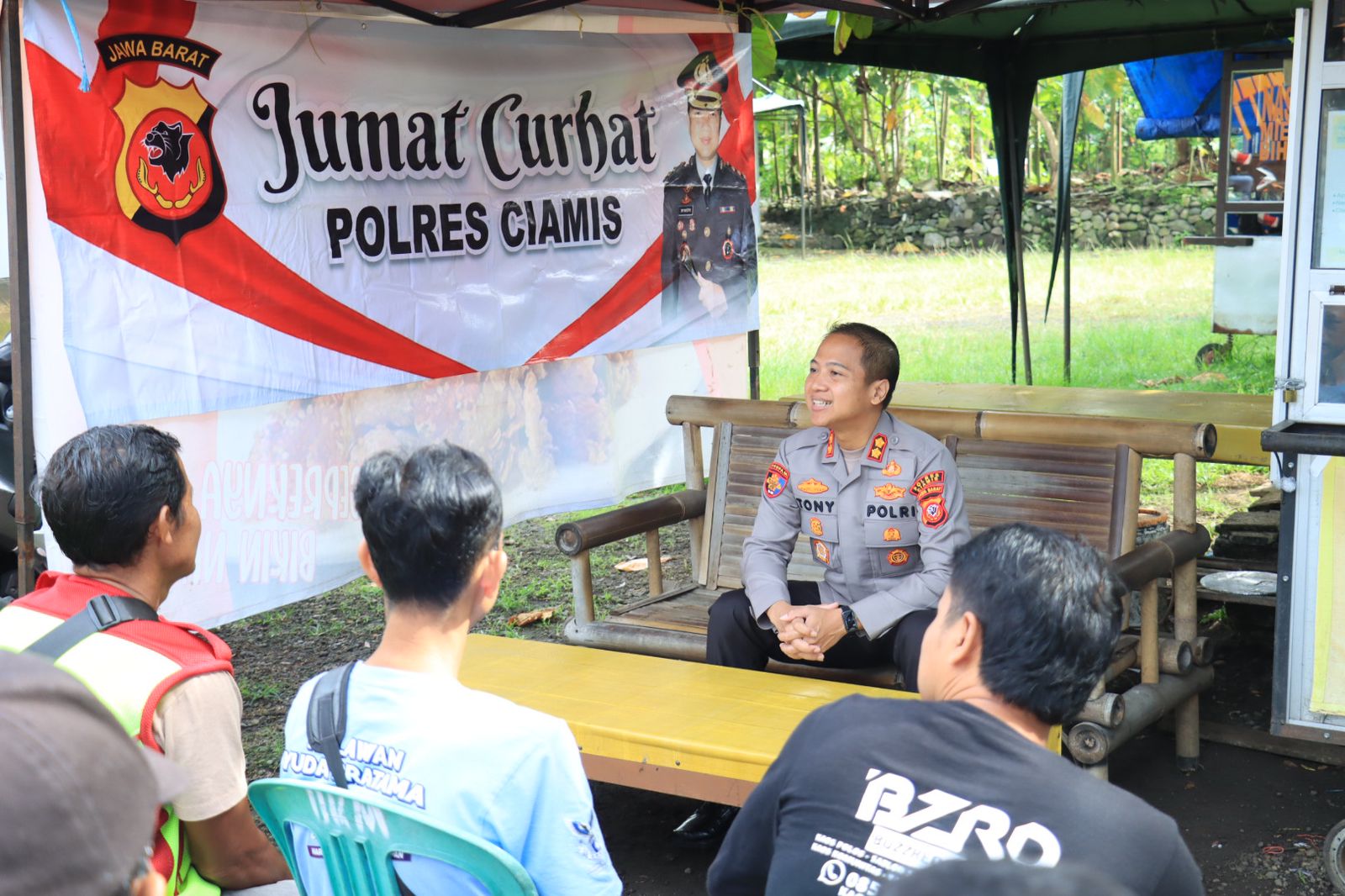 Kapolres Ciamis saat Jumat Curhat di Pangkalan Ojeg Bangsawit Imbanagara Ciamis, Kabupaten Ciamis, Jawa Barat, Jumat (07/4/2023)