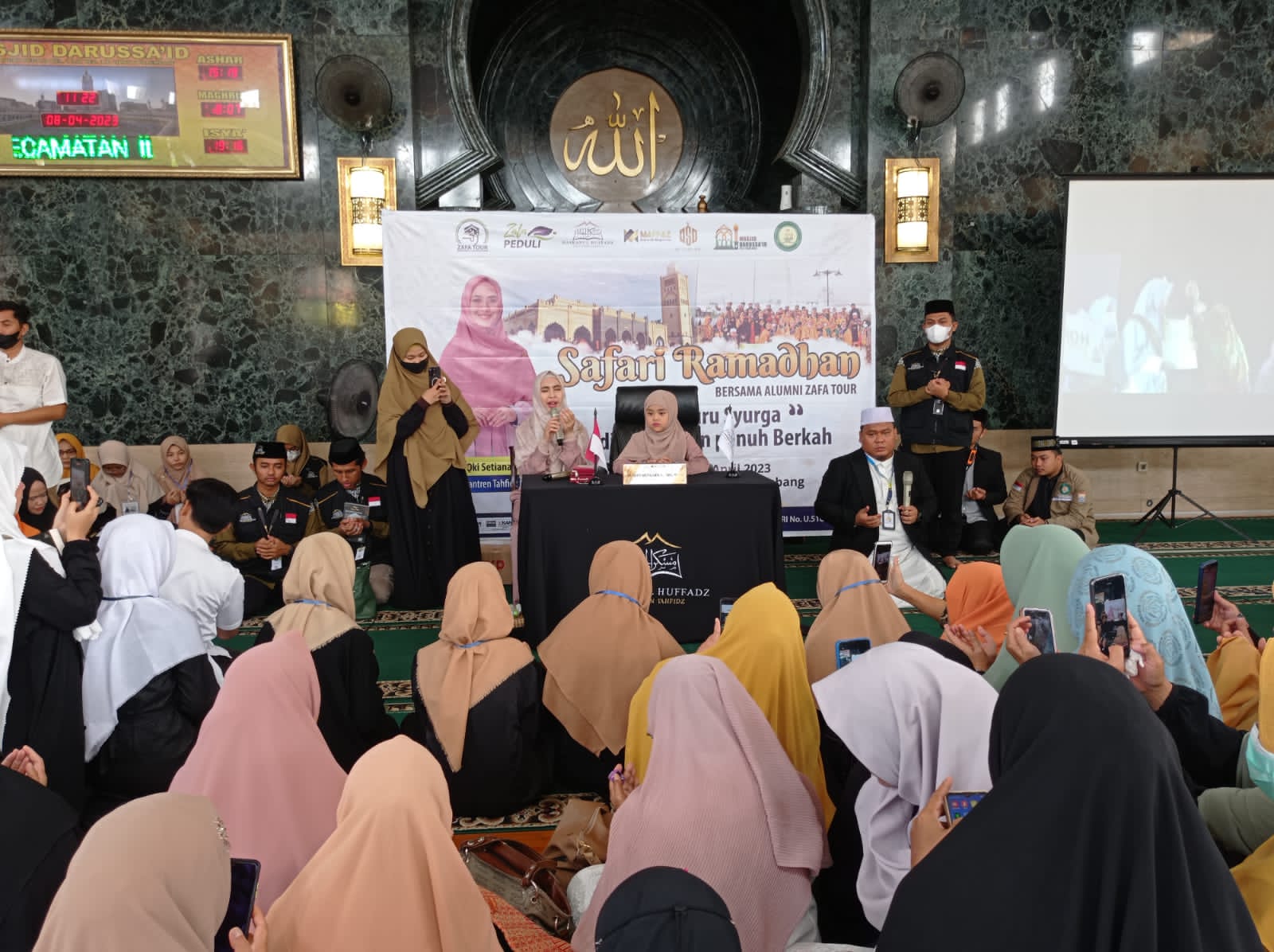 Zafa Tour and Travel Haji dan Umroh gelar pengajian Akbar 1000 alumni bertempat di Masjid Darussa'id