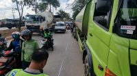 Polisi saat mengatur arus lalu lintas di Jalan Soekarno Hatta usai terjadinya kecelakaan antara sepeda motor dan sopir tronton