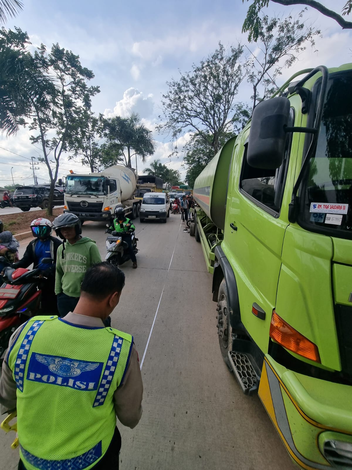 Polisi saat mengatur arus lalu lintas di Jalan Soekarno Hatta usai terjadinya kecelakaan antara sepeda motor dan sopir tronton