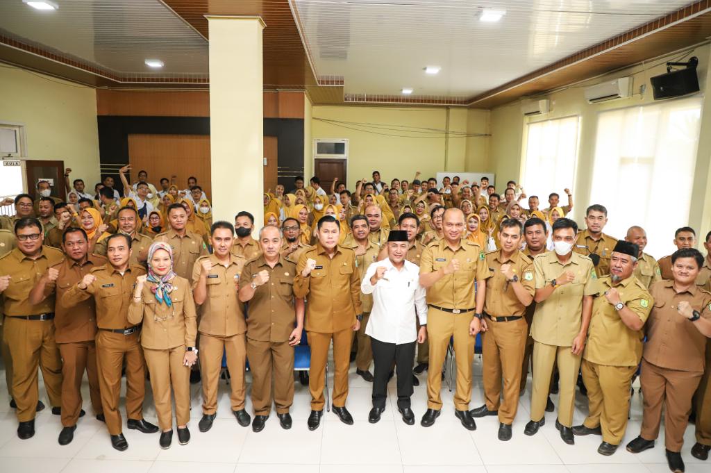 Pj Bupati Apriyadi Mahmud saat melakukan kunjungan ke kantor Dinas PUPR Muba, Senin (10/4/2023).