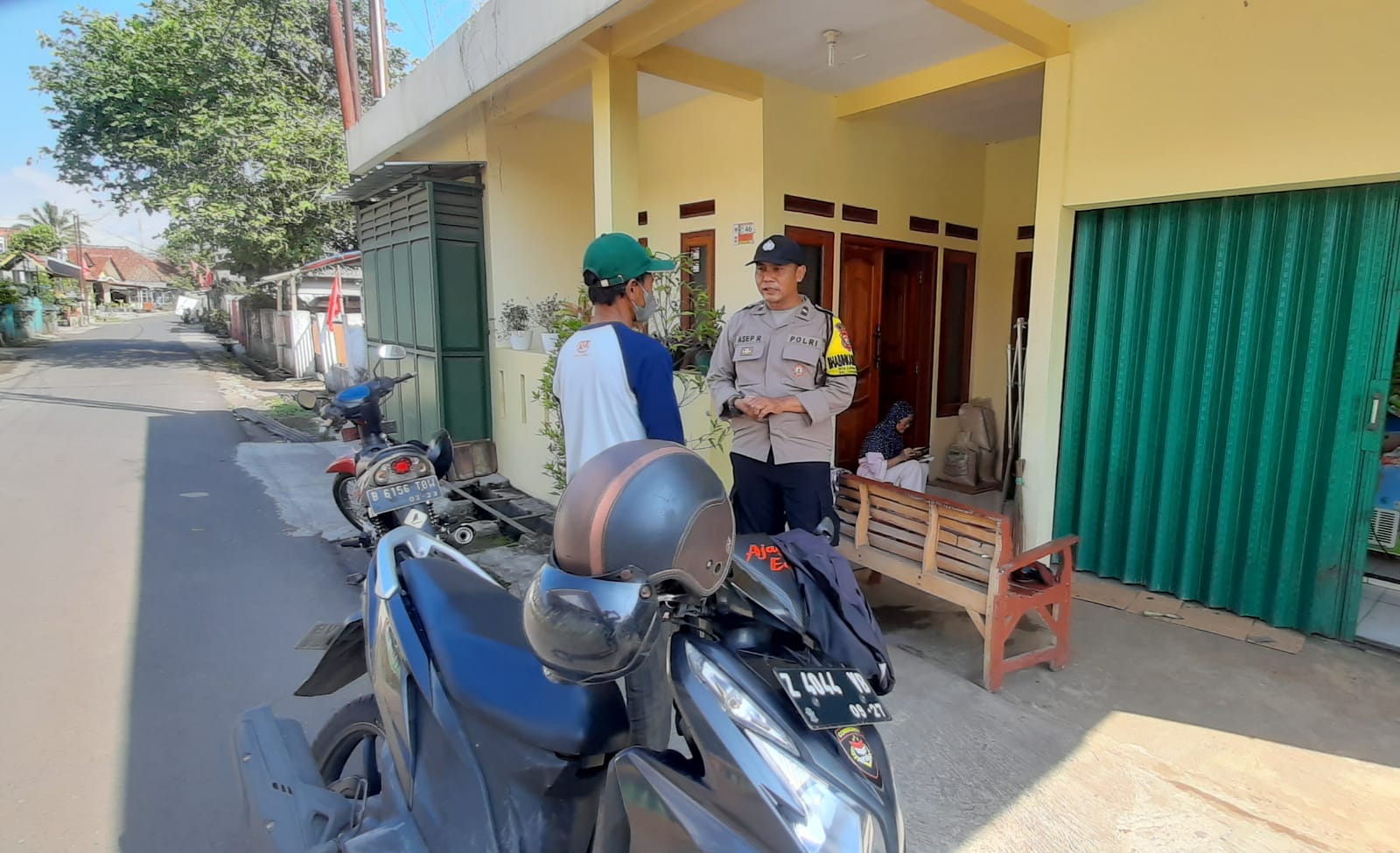 Personel Bhabinkamtibmas Polsek Cikoneng Polres Ciamis Polda Jabar melaksanakan sambang kamtibmas ke desa binaan