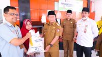 Wali Kota Tanjungbalai Waris Tholib menyalurkan beras bantuan cadangan pemerintah