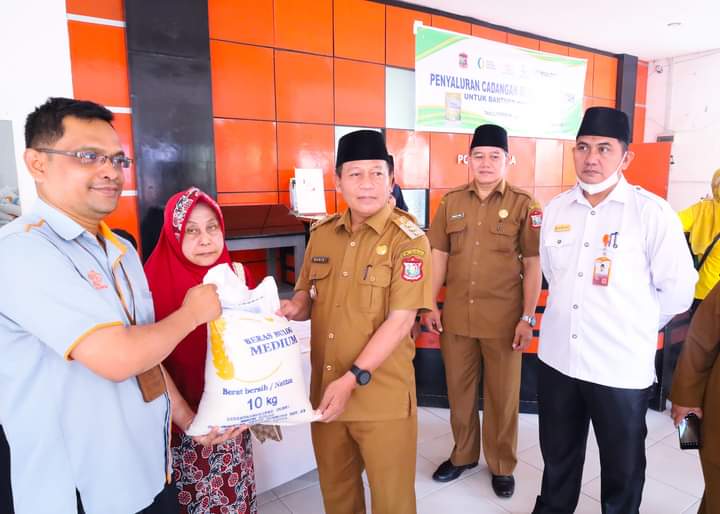 Wali Kota Tanjungbalai Waris Tholib menyalurkan beras bantuan cadangan pemerintah