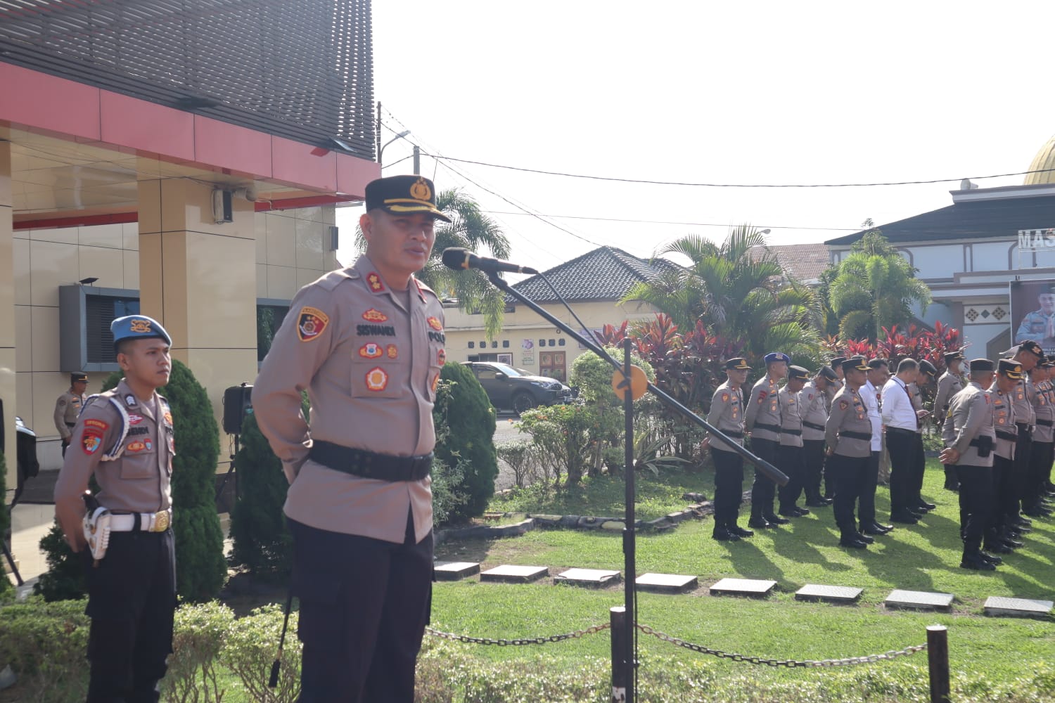 Kapolres Muba Akbp Siswandi Sik SH MH memimpin apel pagi di halaman Mapolres Muba