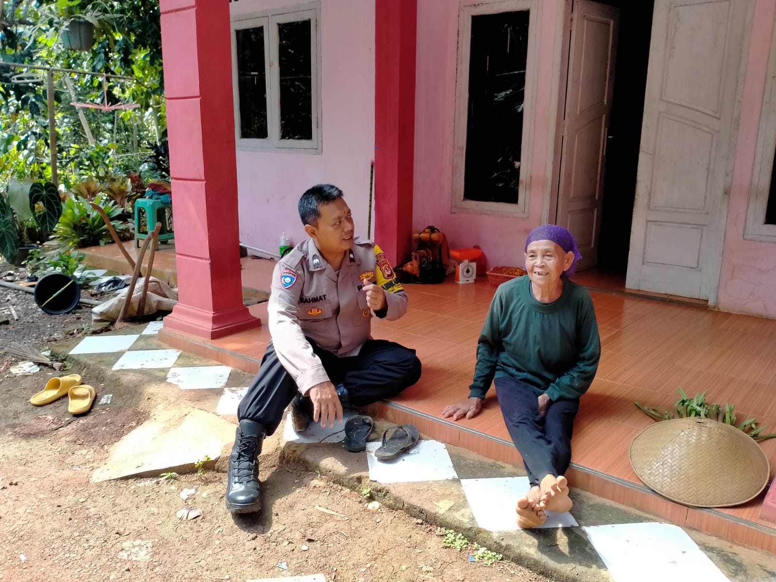 Polsek Sukadana Polres Ciamis Polda Jabar melaksanakan giat sambang dan silaturahmi Kamtibmas kepada warga masyarakat