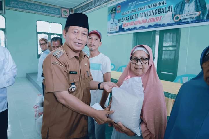 Wali Kota Tanjungbalai Waris Tholib menyalurkan zakat Profesi Aparatur Sipil Negara (ASN) Kementerian Agama (Kemenag) Kota Tanjungbalai tahun 2023