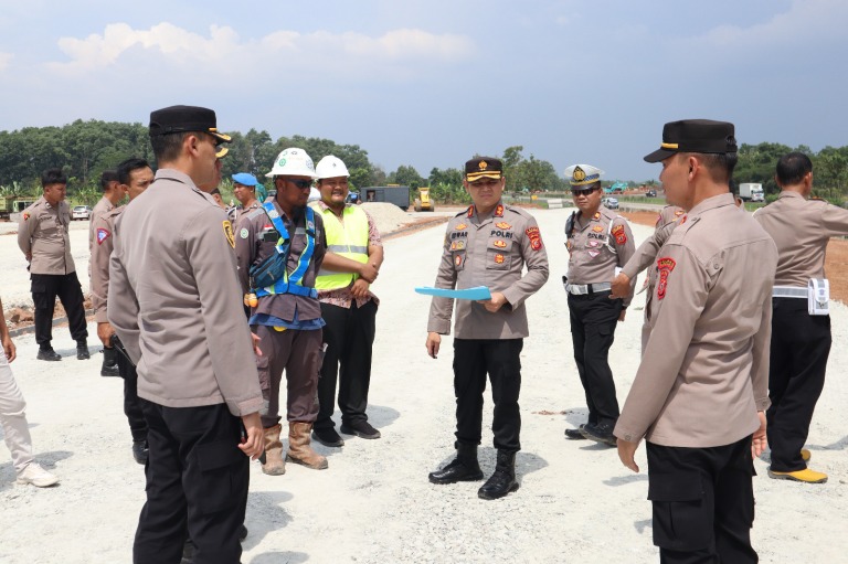 Kapolres Purwakarta, AKBP Edwar Zulkarnain didampingi Wakapolres, Kompol Ahmad Mega Rahmawan serta PJU Polres Purwakarta dan Kapolsek Cempaka, AKP Darmaji lakukan Pengecekan Rest KM 81 Tol Cikampek-Palimanan