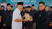 Pj Bupati Muba Apriyadi berfoto bersama Ketua PWI Sumsel Firdaus Komar usai pelantikan Pengurus PWI Kabupaten Muba, Rabu (12/4/2023)
