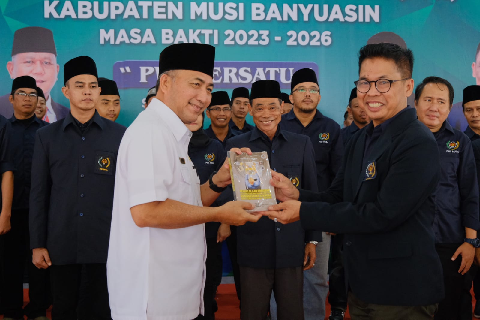 Pj Bupati Muba Apriyadi berfoto bersama Ketua PWI Sumsel Firdaus Komar usai pelantikan Pengurus PWI Kabupaten Muba, Rabu (12/4/2023)