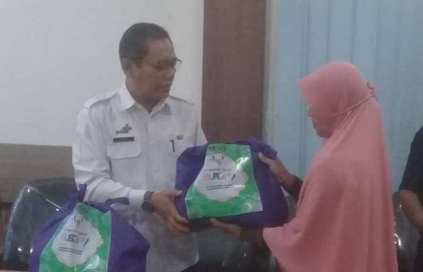 Kepala Dinas Pendidikan (Kadisdik) Ciamis, Dr Asep Syaeful Rahmat saat membagikan paket sembako kepada warga Ciamis