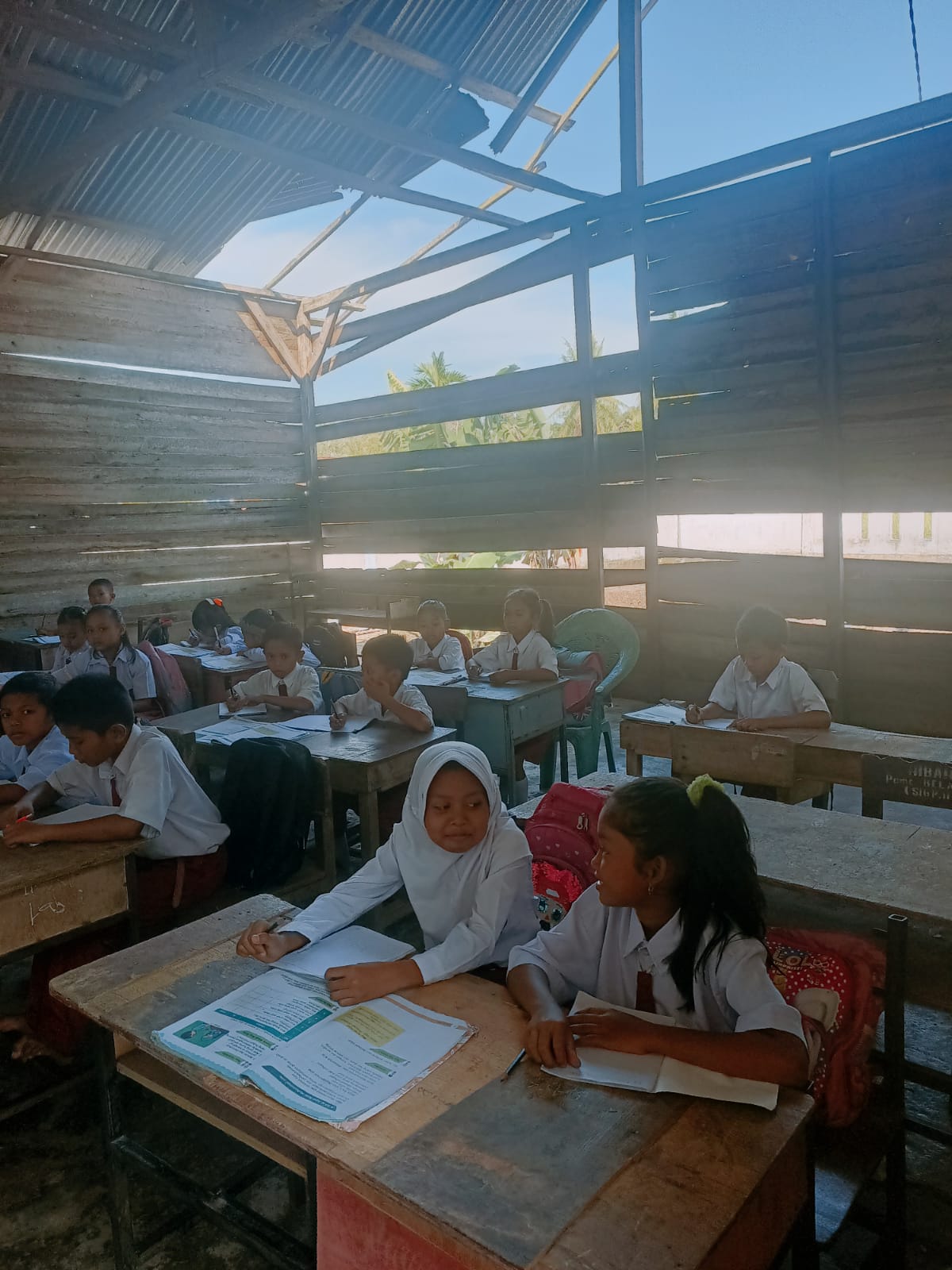 Siswa siswi SDN 2 Pancawarna saat mengikuti proses belajar mengajar dengan kondisi atap sekolah rusak