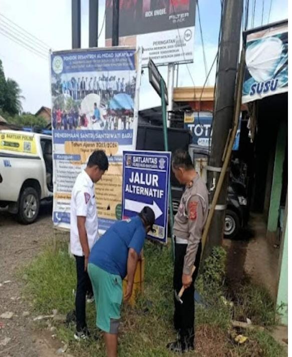 Satlantas Polres Muba bergerak lebih awal melakukan pemasangan rambu-rambu bantuan petunjuk lalu lintas menjelang mudik Lebaran