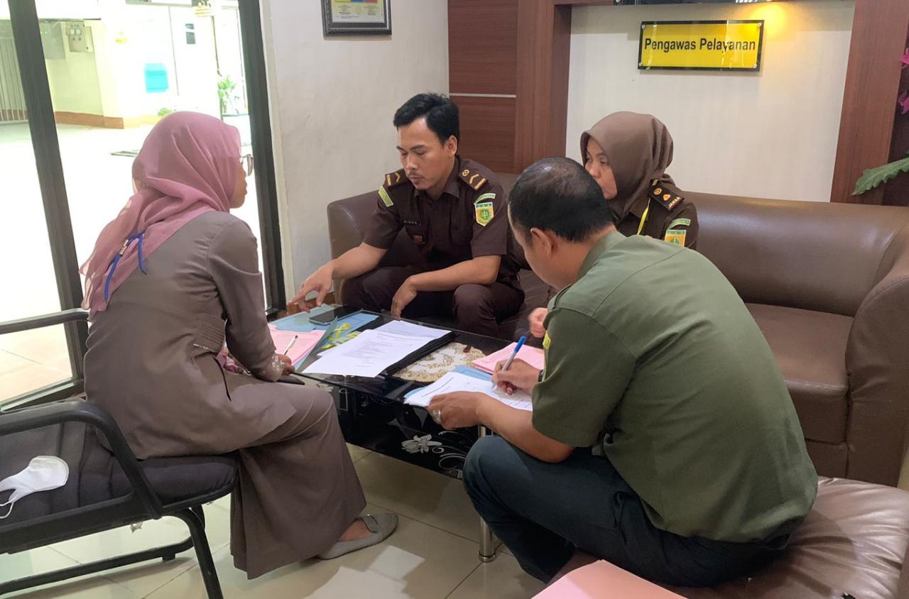 Tim Pidsus Kejari Banyuasin resmi melimpahkan berkas perkara tiga tersangka kasus dugaan korupsi Kegiatan Optimasi Lahan SERASI