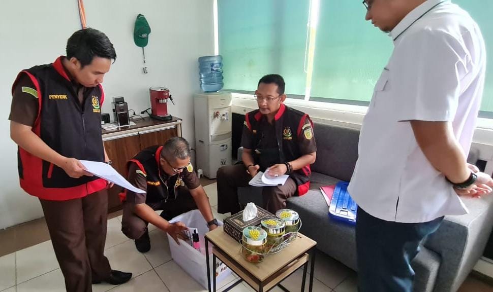 Tim Pidsus Kejati Sumsel lakukan pemeriksaan dan penggeledahan terhadap Kantor Baturaja Multi Usaha