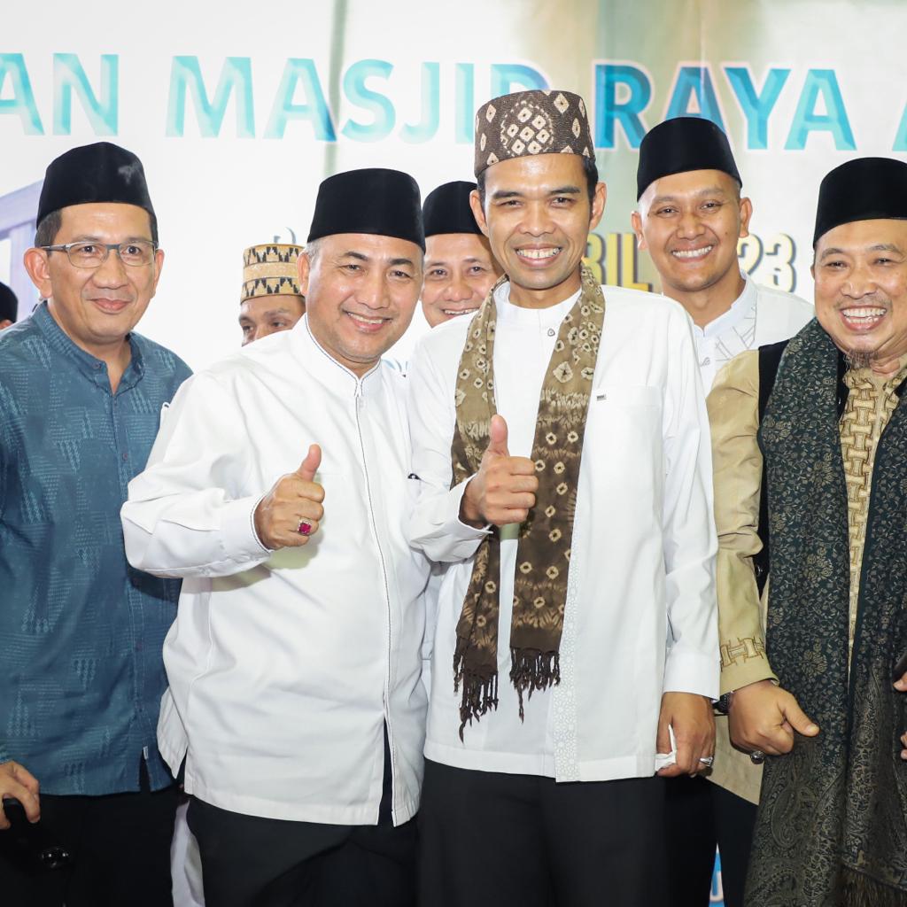 Pj Bupati Muba Apriyadi Mahmud dan Ustaz Abdul Somad usai peresmian Masjid Raya Abdul Kadim, Rabu (12/4/2023) di Desa Epil Kecamatan Lais Kabupaten Muba
