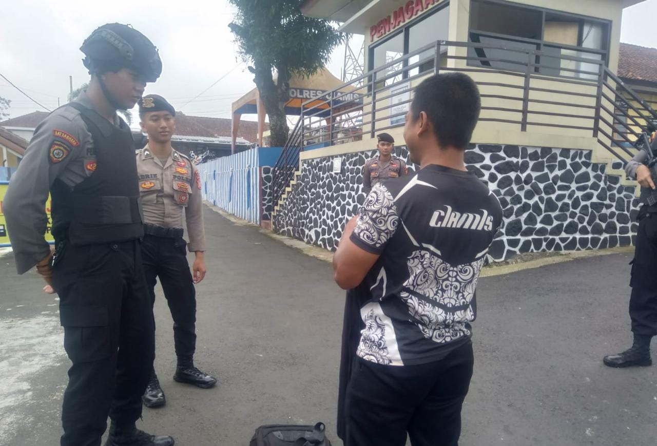 Samapta Polres Ciamis melaksanakan pemeriksaan terhadap pengunjung Mako