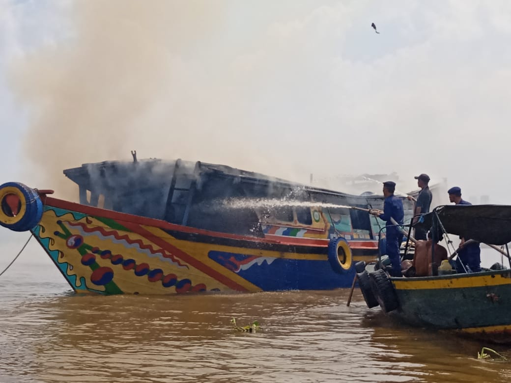 Kapal Jukung Pelita Berkah di perairan Sungai Musi, Kelurahan 14 Ulu, Kecamatan SU II, Palembang, Kamis (13/4/2023) siang